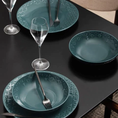 composição de pratos e taças oxford em cima de uma mesa
