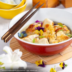 bowl de cerâmica servindo de recipiente para porção de comida típica japonesa