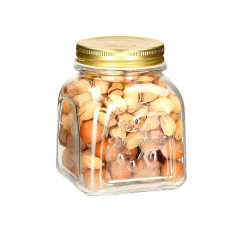 um pote de vidro com tampa de metal da linha homemade da marca pasabahçe cheio de castanhas