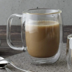 Latte dentro de uma caneca de vidro parede dupla