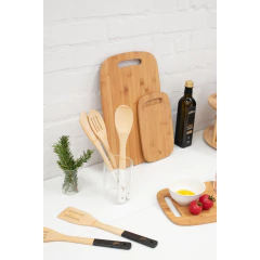 utensílios de cozinha bambu em cima de uma bancada