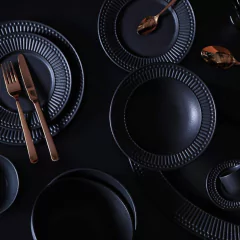 mesa posta com a linha Gabbro Preto Matte 