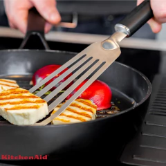 Espátula Flexível Perfurada 32cm em Inox Preto Onix KitchenAid - comprar online