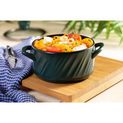 caçarola detalhada com frizos em relevo matte / verde servindo refeição