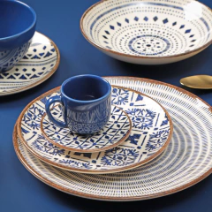 conjunto de canecas azul e pires com desenhos em azul e branco de cerâmica 