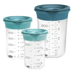 conjunto de três copos medidores de diferentes tamanhos de silicone e com tampa 