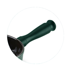 Detalhe do cabo do Cabo Para Frigideira Duo/Martelada/Clear Matte Ceraflame, com design ergonômico e acabamento em verde.