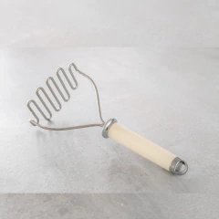 Amassador de batatas inox com alça creme da KitchenAid.
