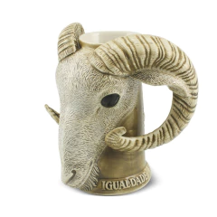 Caneco de cerâmica com formato de cabeça de bode, apresentando detalhes em relevo e texto "IGUALDADE" na base.