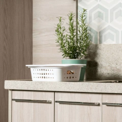 uma cesta de plástico para organização em cima de um balcão