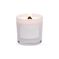 Vela aromática de cereja e avelã da Mels Brushes em recipiente de vidro com chama acesa