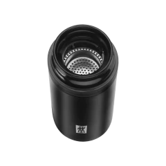 garrafa térmica de infusão preta com a marca gravada no inferior da garrafa térmica