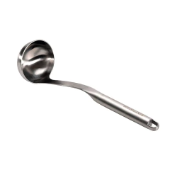 Concha de aço inox com alça da KitchenAid, ideal para servir sopas e caldos.