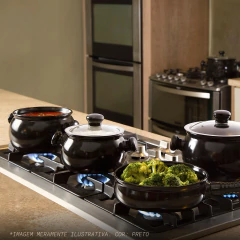 panelas de cerâmica preto em cima de um fogão à gás