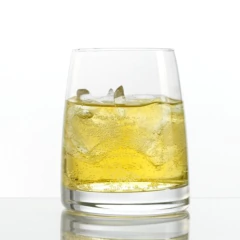 copo de cristal servindo um drink com gelo