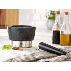 pilão de granito preto com base em aço inox gravado com a marca ZWILLING em cima de uma bancada