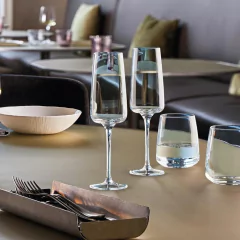 duas taças ao lado do copo de vidro