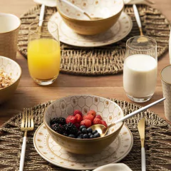 mesa posta para o café com o copo longo de cristal servindo um suco de laranja