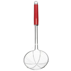 Escumadeira vermelha com alça para pendurar da KitchenAid, feita de material inoxidável, ideal para cozinhar.