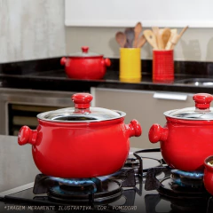 caçarola pomodoro com tampa de vidro em cima de um fogão