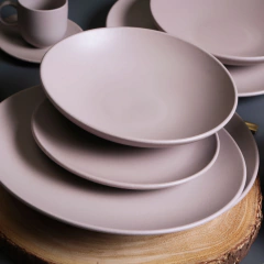 pratos mahogany em cima de uma mesa