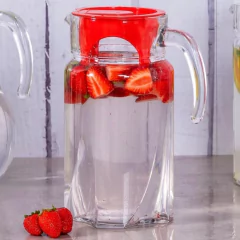 jarra de plástico tranparente com tampa vermelha rotacionável para abrir e fechar o bico com água saborizada dentro