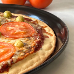 pizza assada em uma forma de cerâmica