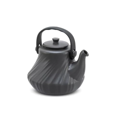 chaleira de cerâmica grafite com detalhes listrados, alça de nylon preta e tampa de cerâmica com pegador compacto e pequeno