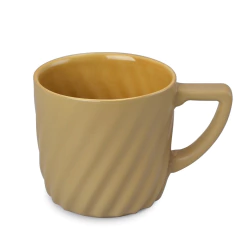 Caneca de cerâmica Twist Classic de 300ml na cor ocre, com design ondulado e alça.