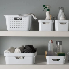 estante com produtos OU brancos como caixas e cestas