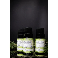 Três frascos de essência de alecrim de 10ml da marca Mels Brushes sobre fundo escuro, com ramos de alecrim ao redor.