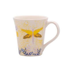 caneca branca com denhos de galhos azul na parte infeiror externa  e pontos amarelos abstratos amarelos na parte superior com uma borboleta amarela no centro