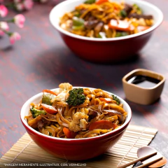 dois bowl de cerâmica vermelho servindo comida japonesa
