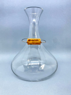 um decanter de vinho com suporte para rolha