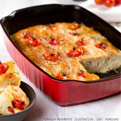 assadeira de cerâmica retangular vermelha servindo uma torta