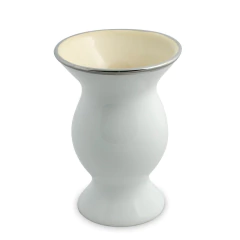 Cuia de cerâmica branca com interior claro e borda prateada, ideal para chimarrão.