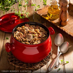 caçarola de cerâmica redonda servindo uma refeição