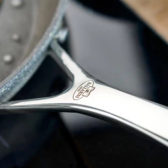 gravação da marca no cabo aço inox na junção da frigideira com o cabo