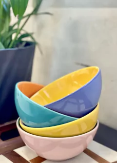 bowls coloridos redondo Oxford empilhados em cima de uma bancada