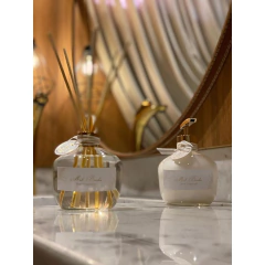 frasco de vidro redondo trasparente alecrim com varetas e lacinho branco no gargalo