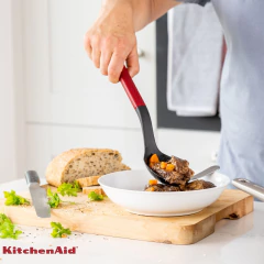 Colher de Cozinha Servir Nylon Multiuso Vermelha KitchenAid - Manufakt