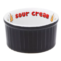ramequim com o exterior preto e interior branco com escrita 'sour cream'