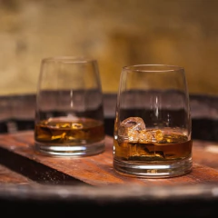 dois copos de cristal lado à lado servindo drinks