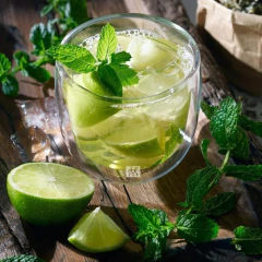 copo de vidro cheio de chá