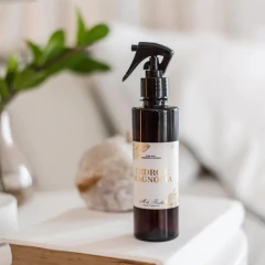 frasco de plástico spray para tecidos e ambientes cedro magnólia 