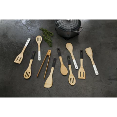 utensílios de bambu com o cabo preto em cima de uma bancada