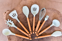 utensílios de silicone azul claro e cabo de madeiera