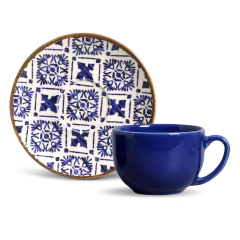 caneca azul e pires com desenhos em azul e branco de cerâmica 
