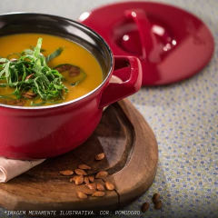 caçarola servindo uma refeição em cima de uma tábua de madeira