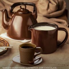 chaleira, fervedor e caneca de cerâmica chocolate / marrom em cima de uma mesa